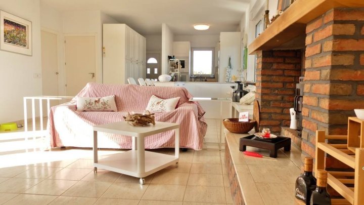 Fantastische Villa mit 9 Schlafzimmern, 4 Bädern, Privatpool, 3 Garagen und schönem Ausblick