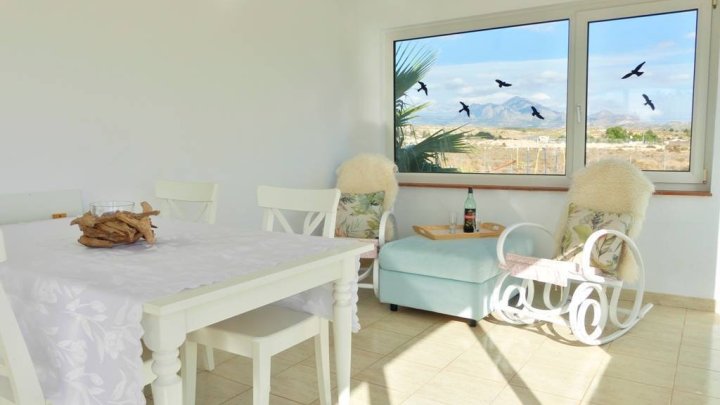 Fantastische Villa mit 9 Schlafzimmern, 4 Bädern, Privatpool, 3 Garagen und schönem Ausblick