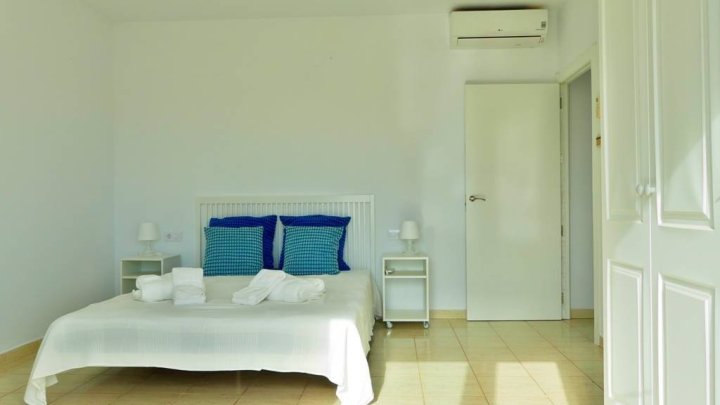 Fantastische Villa mit 9 Schlafzimmern, 4 Bädern, Privatpool, 3 Garagen und schönem Ausblick