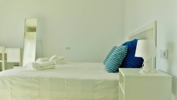 Fantastische Villa mit 9 Schlafzimmern, 4 Bädern, Privatpool, 3 Garagen und schönem Ausblick