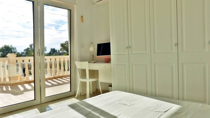 Fantastische Villa mit 9 Schlafzimmern, 4 Bädern, Privatpool, 3 Garagen und schönem Ausblick