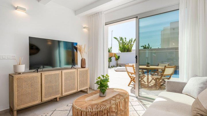 Obergeschoss-Wohnungen mit 3 Schlafzimmern, 2 Bädern, Dachterrasse, Kfz-Stellplatz und Gemeinschaftspool