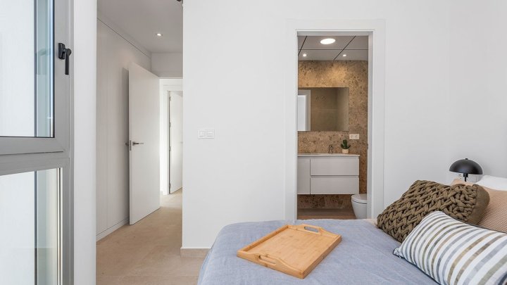 Obergeschoss-Wohnungen mit 3 Schlafzimmern, 2 Bädern, Dachterrasse, Kfz-Stellplatz und Gemeinschaftspool