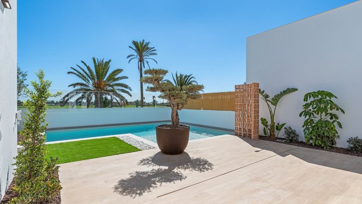 Villen mit 3 Schlafzimmern, 2 Bädern, Vorinstallation Klimaanlage, Privatpool und Meerblick direkt am Golfplatz von La Serena Golf