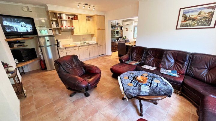 Schöne, ebenerdige Villa mit Pool, Garage, Heizung und 2 Wohneinheiten auf einem großen Grundstück