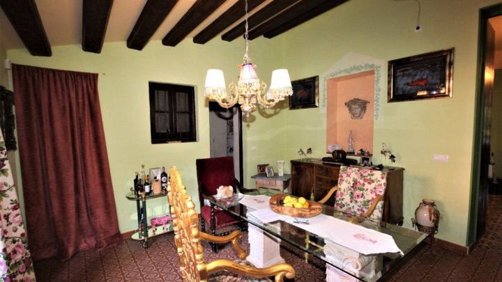 Schöne alte Steinfinca (Landhaus-Villa) mit fünf Schlafzimmer in Marxuquera