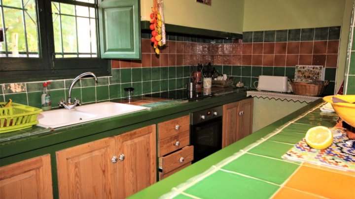 Schöne alte Steinfinca (Landhaus-Villa) mit fünf Schlafzimmer in Marxuquera