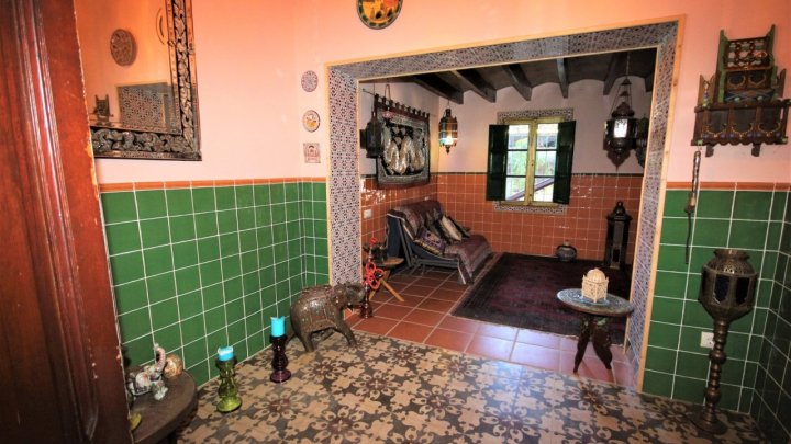 Schöne alte Steinfinca (Landhaus-Villa) mit fünf Schlafzimmer in Marxuquera