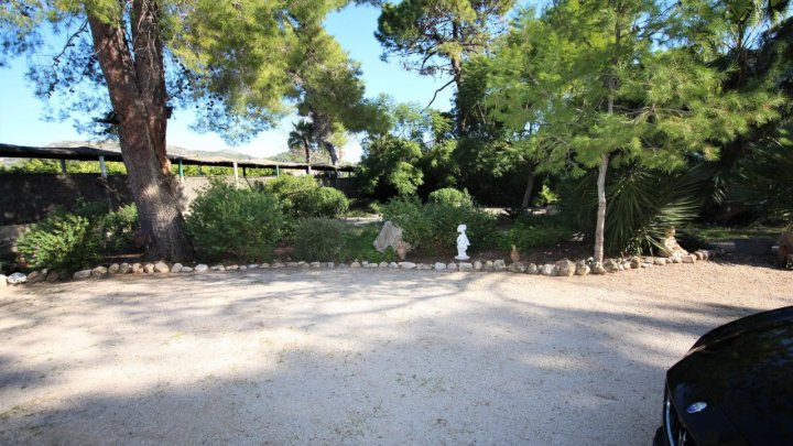 Schöne alte Steinfinca (Landhaus-Villa) mit fünf Schlafzimmer in Marxuquera