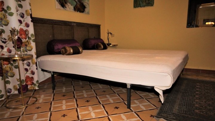Schöne alte Steinfinca (Landhaus-Villa) mit fünf Schlafzimmer in Marxuquera