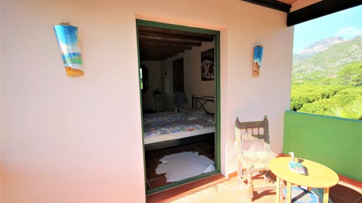 Schöne alte Steinfinca (Landhaus-Villa) mit fünf Schlafzimmer in Marxuquera