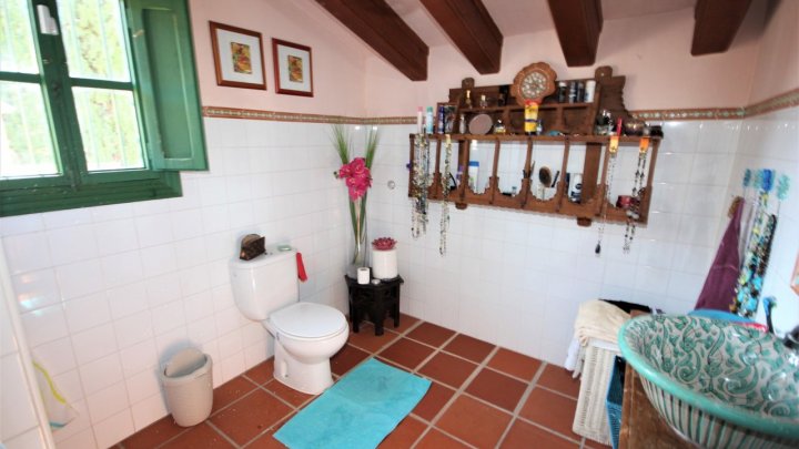 Schöne alte Steinfinca (Landhaus-Villa) mit fünf Schlafzimmer in Marxuquera