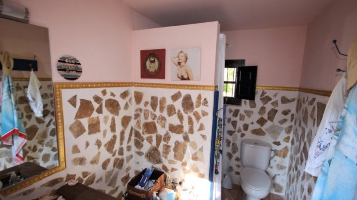 Schöne alte Steinfinca (Landhaus-Villa) mit fünf Schlafzimmer in Marxuquera