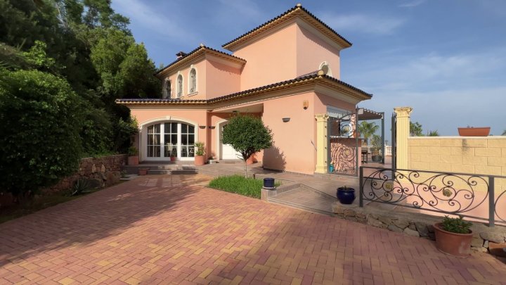 Fantastische Villa mit Meerblick, 5 Schlafzimmern, 4 Bädern, Privatpool und Garage