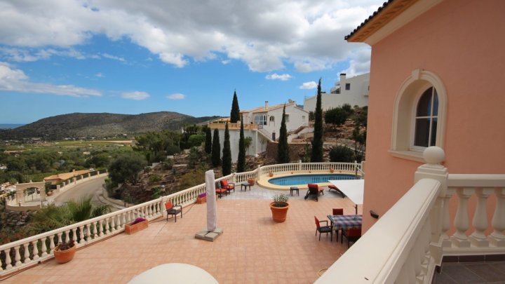 Fantastische Villa mit Meerblick, 5 Schlafzimmern, 4 Bädern, Privatpool und Garage