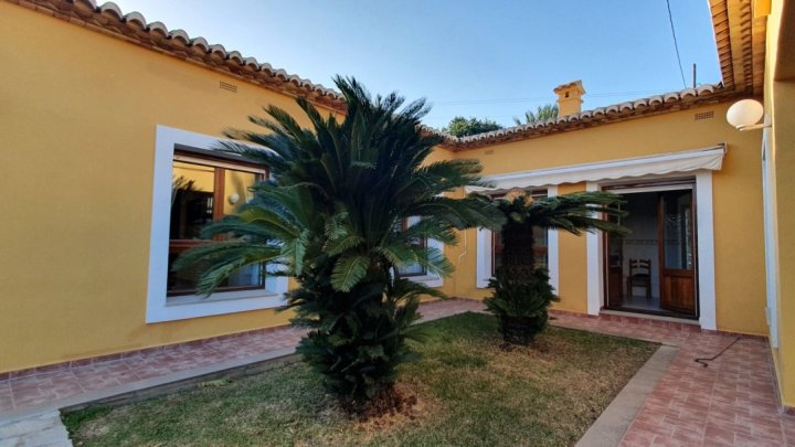 Gepflegte Villa mit 4 Schlafzimmern, 3 Badezimmern und Privatpool in hervorragender Wohnlage