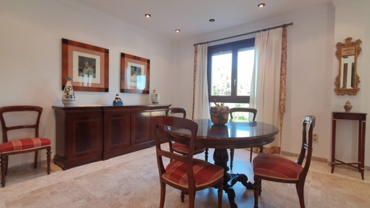 Gepflegte Villa mit 4 Schlafzimmern, 3 Badezimmern und Privatpool in hervorragender Wohnlage