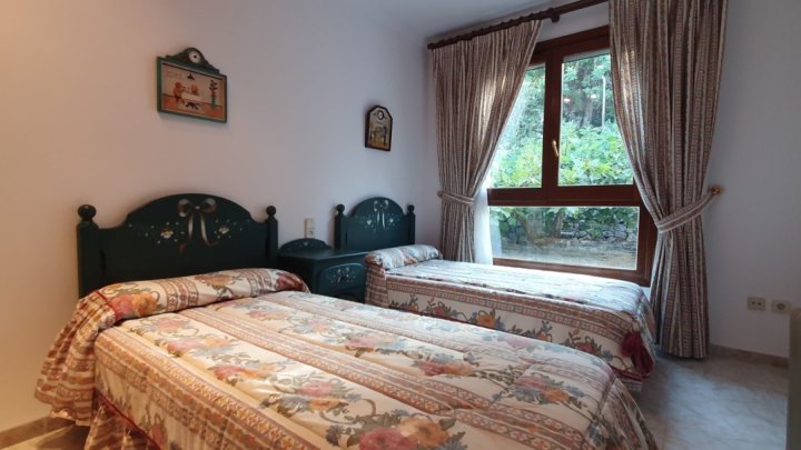 Gepflegte Villa mit 4 Schlafzimmern, 3 Badezimmern und Privatpool in hervorragender Wohnlage