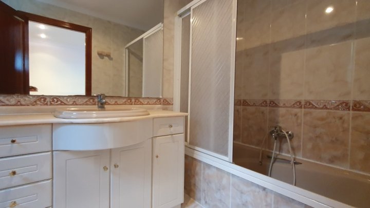Gepflegte Villa mit 4 Schlafzimmern, 3 Badezimmern und Privatpool in hervorragender Wohnlage