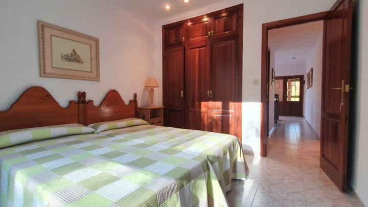 Gepflegte Villa mit 4 Schlafzimmern, 3 Badezimmern und Privatpool in hervorragender Wohnlage