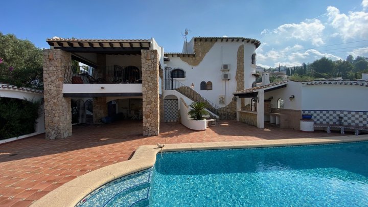 Villa mit großem Grundstück und ebener Zufahrt, herrlichem Ausblick, großen Terrassen, BBQ, ZH, Klima, Garage u.v.a.m.