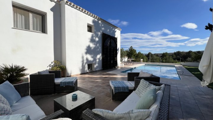 Schön renovierte 3 Schlafzimmer-Villa mit neuem Privatpool in bevorzugtem Wohngebiet