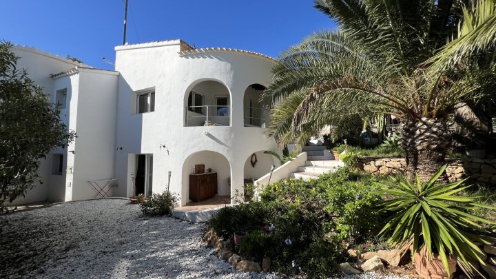 Schön renovierte 3 Schlafzimmer-Villa mit neuem Privatpool in bevorzugtem Wohngebiet