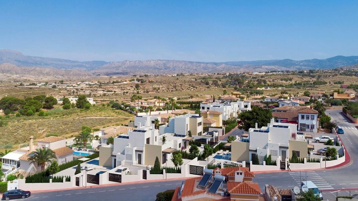 Moderne Reihenhäuser mit 3 Schlafzimmern, 2 Bädern und Gemeinschaftspool in wunderschöner Umgebung