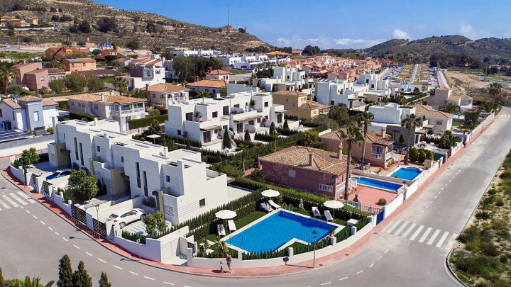 Moderne Reihenhäuser mit 3 Schlafzimmern, 2 Bädern und Gemeinschaftspool in wunderschöner Umgebung