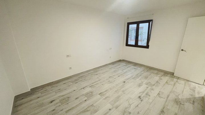 Renovierte Wohnung mit 4 Schlafzimmern und 2 Bädern in Traumlage, nur wenige Schritte vom Hafen und dem Meer entfernt