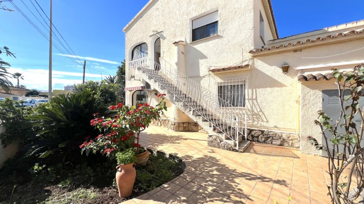 Renovierungsbedürftige Villa mit 2 getrennten Wohnungen und Gemeinschaftspool