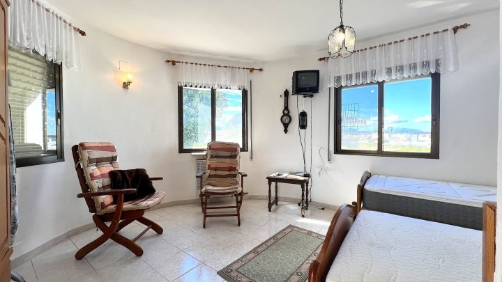 Renovierungsbedürftige Villa mit 2 getrennten Wohnungen und Gemeinschaftspool