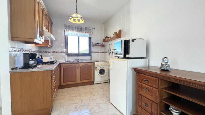 Renovierungsbedürftige Villa mit 2 getrennten Wohnungen und Gemeinschaftspool