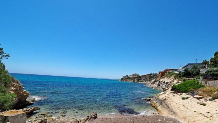Wunderschöne Villa mit 3 Schlafzimmern, 3 Bädern, Privatpool, Meerblick und direktem Strandzugang