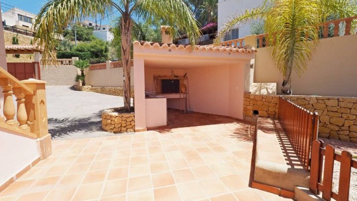 Wunderschöne Villa mit 3 Schlafzimmern, 3 Bädern, Privatpool, Meerblick und direktem Strandzugang