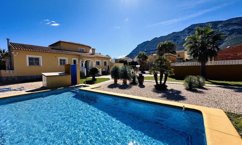Sehr gepflegte Villa mit großem Grundstück, großem Pool, Tennisplatz, Brunnen, Garage, Heizung, Klima und vielen Extras