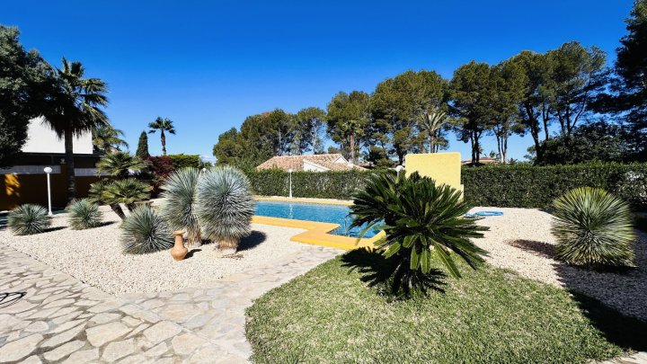 Sehr gepflegte Villa mit großem Grundstück, großem Pool, Tennisplatz, Brunnen, Garage, Heizung, Klima und vielen Extras