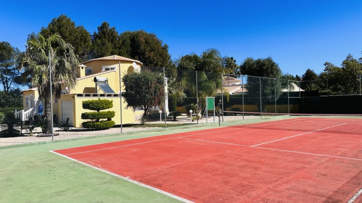 Sehr gepflegte Villa mit großem Grundstück, großem Pool, Tennisplatz, Brunnen, Garage, Heizung, Klima und vielen Extras