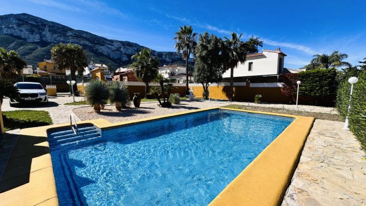 Sehr gepflegte Villa mit großem Grundstück, großem Pool, Tennisplatz, Brunnen, Garage, Heizung, Klima und vielen Extras