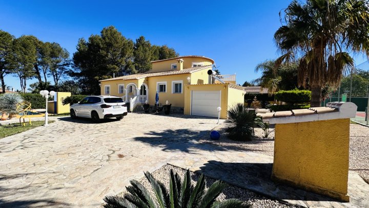 Sehr gepflegte Villa mit großem Grundstück, großem Pool, Tennisplatz, Brunnen, Garage, Heizung, Klima und vielen Extras