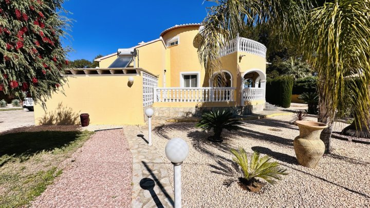 Sehr gepflegte Villa mit großem Grundstück, großem Pool, Tennisplatz, Brunnen, Garage, Heizung, Klima und vielen Extras
