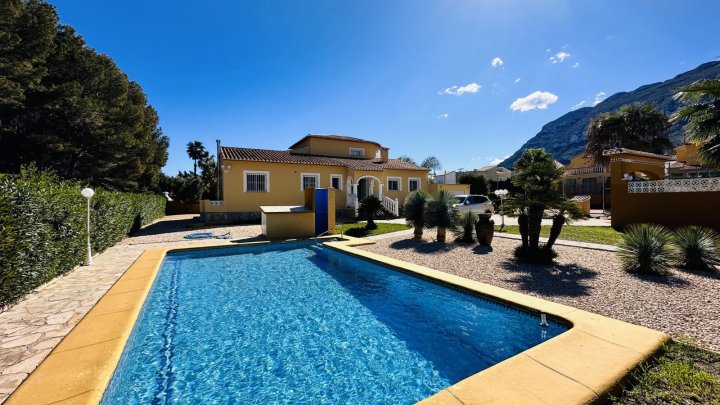 Sehr gepflegte Villa mit großem Grundstück, großem Pool, Tennisplatz, Brunnen, Garage, Heizung, Klima und vielen Extras