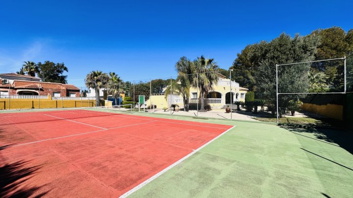 Sehr gepflegte Villa mit großem Grundstück, großem Pool, Tennisplatz, Brunnen, Garage, Heizung, Klima und vielen Extras