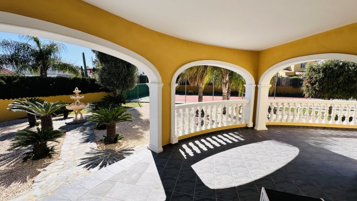 Sehr gepflegte Villa mit großem Grundstück, großem Pool, Tennisplatz, Brunnen, Garage, Heizung, Klima und vielen Extras