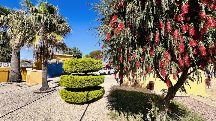 Sehr gepflegte Villa mit großem Grundstück, großem Pool, Tennisplatz, Brunnen, Garage, Heizung, Klima und vielen Extras