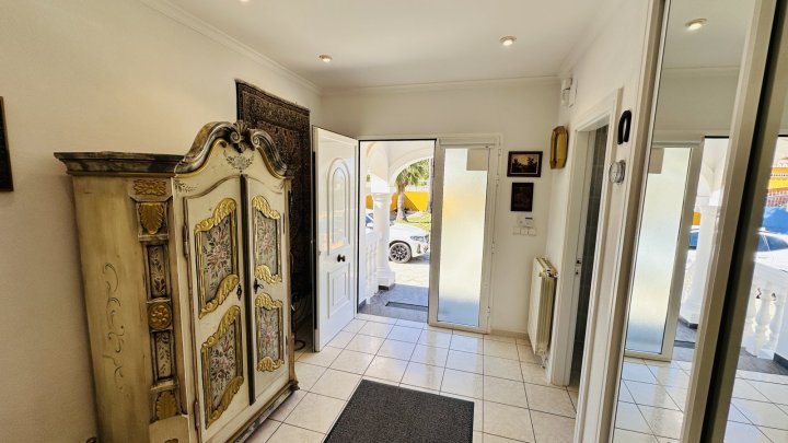 Sehr gepflegte Villa mit großem Grundstück, großem Pool, Tennisplatz, Brunnen, Garage, Heizung, Klima und vielen Extras