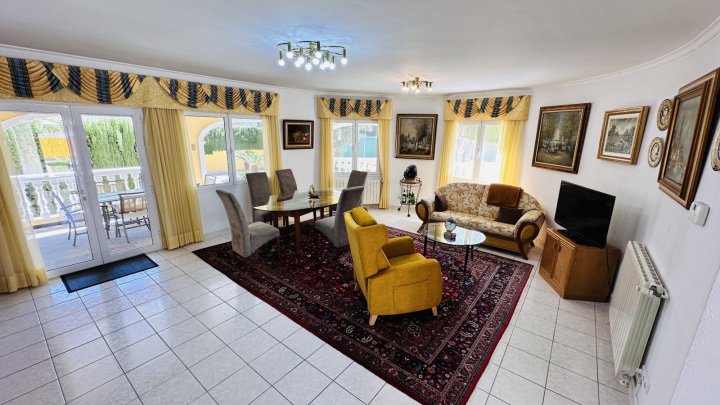 Sehr gepflegte Villa mit großem Grundstück, großem Pool, Tennisplatz, Brunnen, Garage, Heizung, Klima und vielen Extras