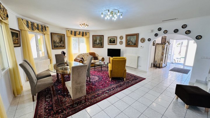 Sehr gepflegte Villa mit großem Grundstück, großem Pool, Tennisplatz, Brunnen, Garage, Heizung, Klima und vielen Extras