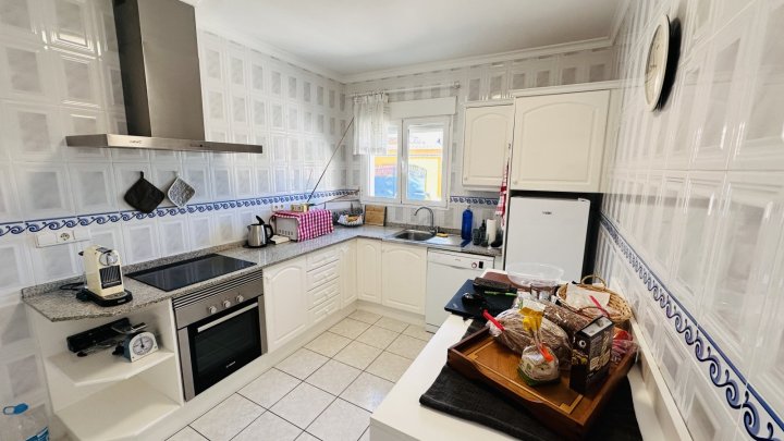 Sehr gepflegte Villa mit großem Grundstück, großem Pool, Tennisplatz, Brunnen, Garage, Heizung, Klima und vielen Extras