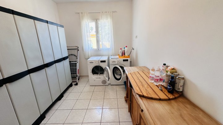 Sehr gepflegte Villa mit großem Grundstück, großem Pool, Tennisplatz, Brunnen, Garage, Heizung, Klima und vielen Extras